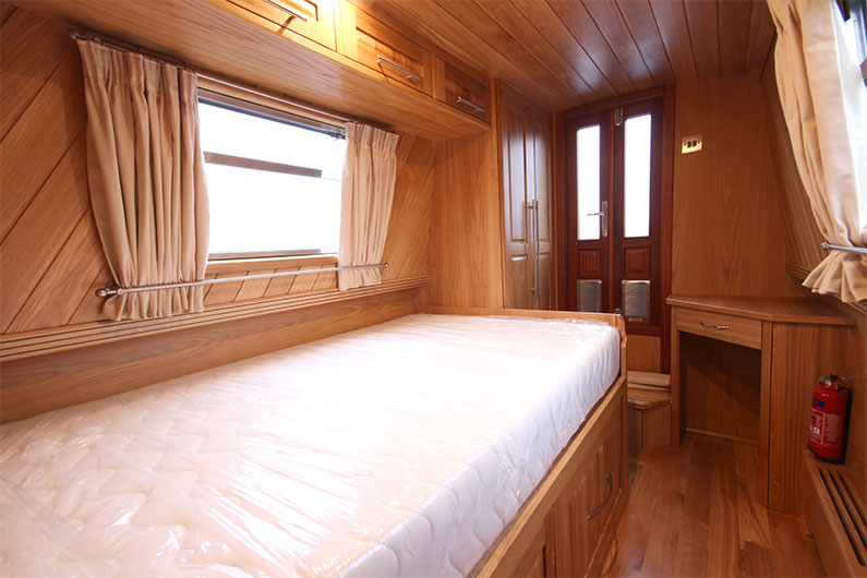 Derbyshire Narrowboat Short Breaks - Bedroom